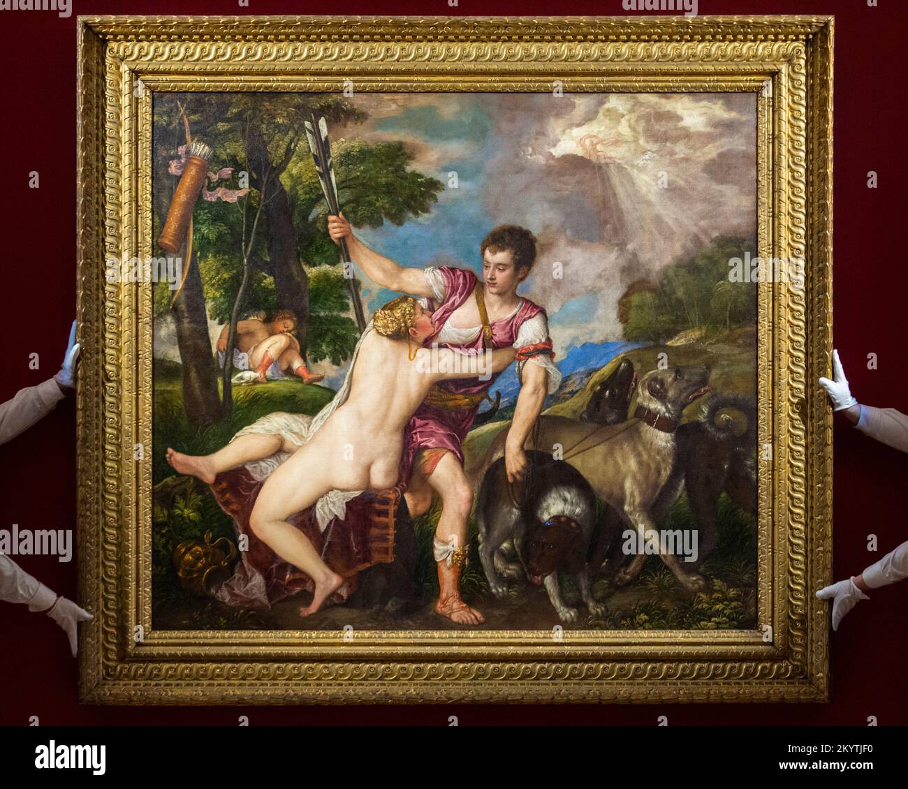 Londres, Royaume-Uni. 2 décembre 2022. Les techniciens présentent « venus et Adonis », 1555-57, de Titien (est. 198-12 millions) à un aperçu de la vente en soirée des anciens maîtres de Sotheby. Des œuvres allant d’une peinture au sol aurifère datant de 13th ans à la peintre féminine pionnière Elisabetta Sirani datant de 17th ans, et se terminant avec John Constable et Frederick, Lord Leighton sera mis aux enchères dans les galeries New Bond Street de Sotheby le 7 décembre. Credit: Stephen Chung / Alamy Live News Banque D'Images