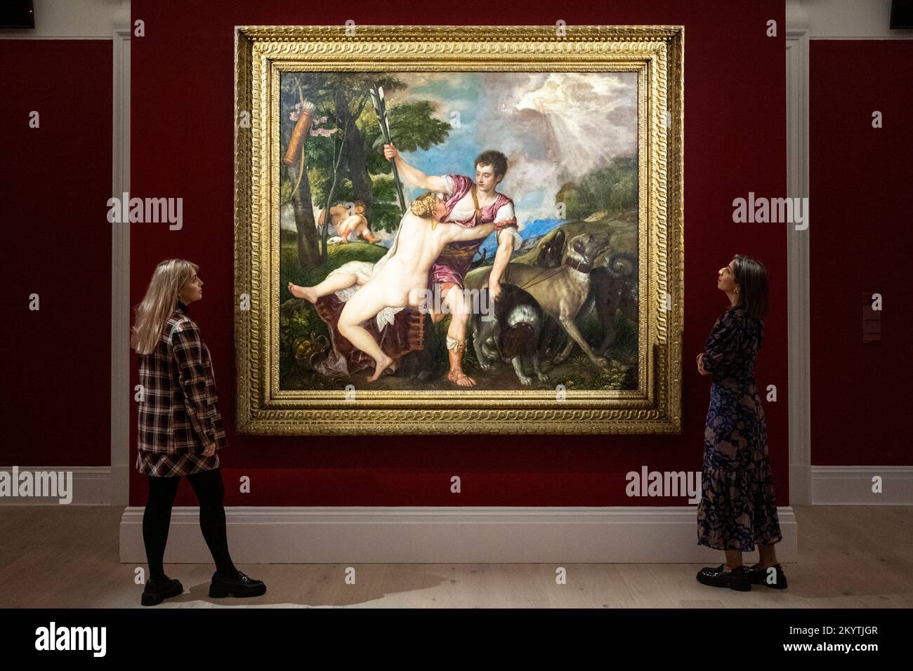 Londres, Royaume-Uni. 2 décembre 2022. Les membres du personnel voient "Vénus et Adonis", 1555-57, par Titien (est. 198-12 millions) à un aperçu de la vente en soirée des anciens maîtres de Sotheby. Des œuvres allant d’une peinture au sol aurifère datant de 13th ans à la peintre féminine pionnière Elisabetta Sirani datant de 17th ans, et se terminant avec John Constable et Frederick, Lord Leighton sera mis aux enchères dans les galeries New Bond Street de Sotheby le 7 décembre. Credit: Stephen Chung / Alamy Live News Banque D'Images