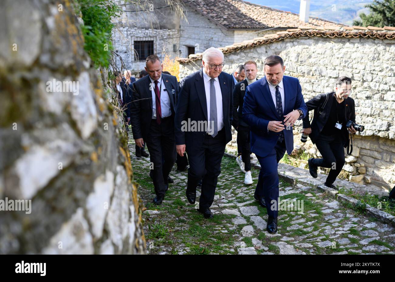 Berat, Albanie. 02nd décembre 2022. Le président allemand Frank-Walter  Steinmeier (au centre) est guidé à travers le château de Berat par Ervin  Demo (en face à droite), maire de la ville de