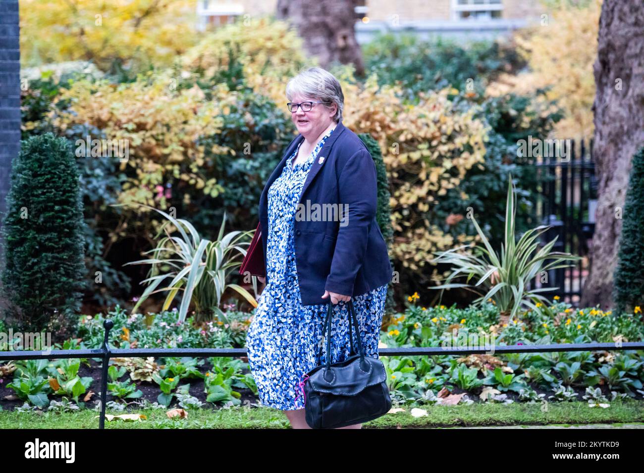 Thérèse Coffey, secrétaire d'État à l'Environnement, à l'alimentation et aux Affaires rurales, au numéro extérieur 10 Downing Street à Londres Banque D'Images