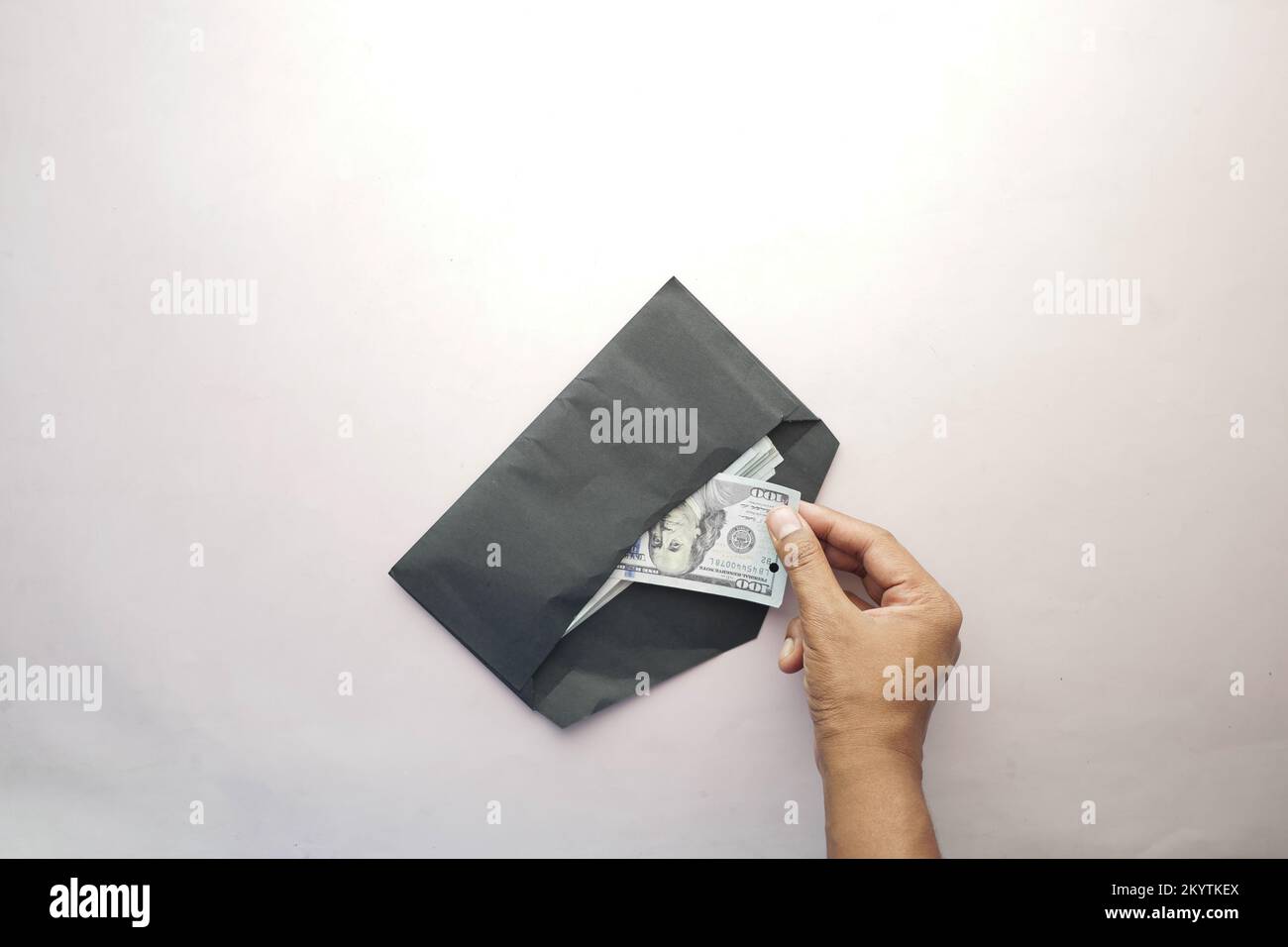 vue de dessus de la personne mettant de l'argent dans une enveloppe. Banque D'Images