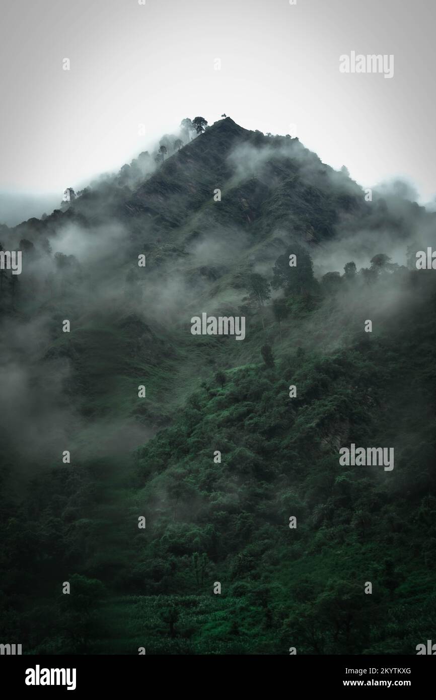 Pic de montagne nuageux Banque D'Images