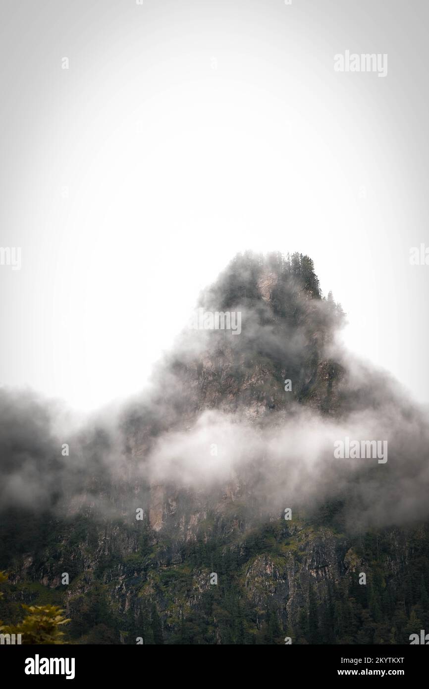 Montagne couverte de nuages Banque D'Images