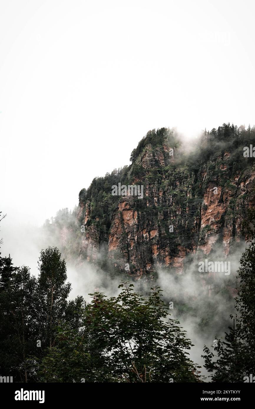 Montagne couverte de nuages Banque D'Images