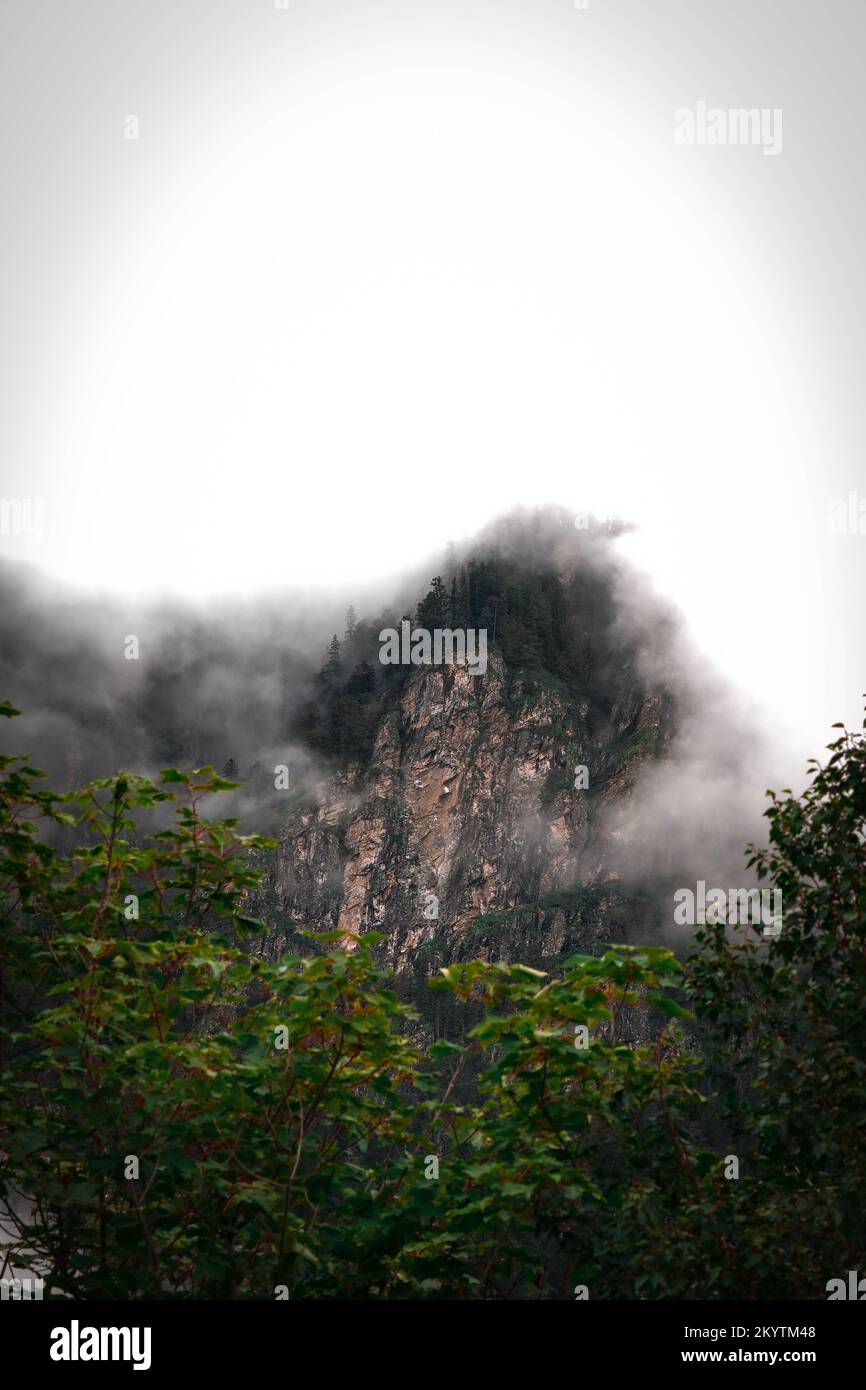 Montagne couverte de nuages Banque D'Images