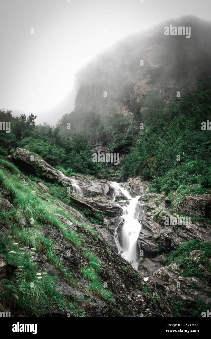 photo d'une cascade dans la montagne Banque D'Images