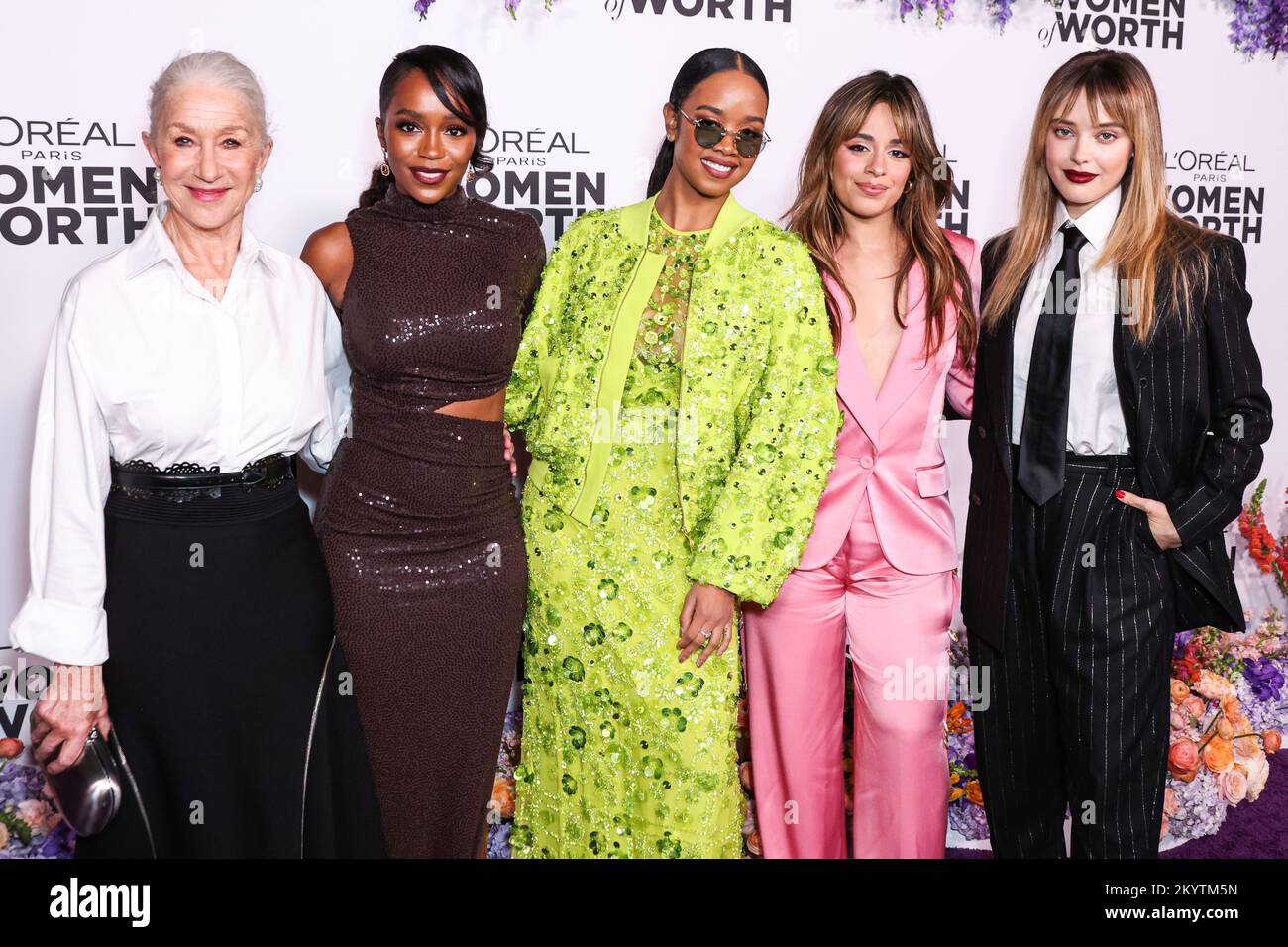 Los Angeles, États-Unis. 01st décembre 2022. LOS ANGELES, CALIFORNIE, États-Unis - DÉCEMBRE 01 : Helen Mirren, Aja Naomi King, Camila Cabello, H.E.R. (Gabriella Sarmiento Wilson) et Katherine Langford arrivent à l'Oréal Paris 'Women of Worth Celebration 2022 qui s'est tenue à l'Ebell de Los Angeles sur 1 décembre 2022 à Los Angeles, Californie, États-Unis. (Photo de Xavier Collin/image Press Agency) Credit: Image Press Agency/Alay Live News Banque D'Images