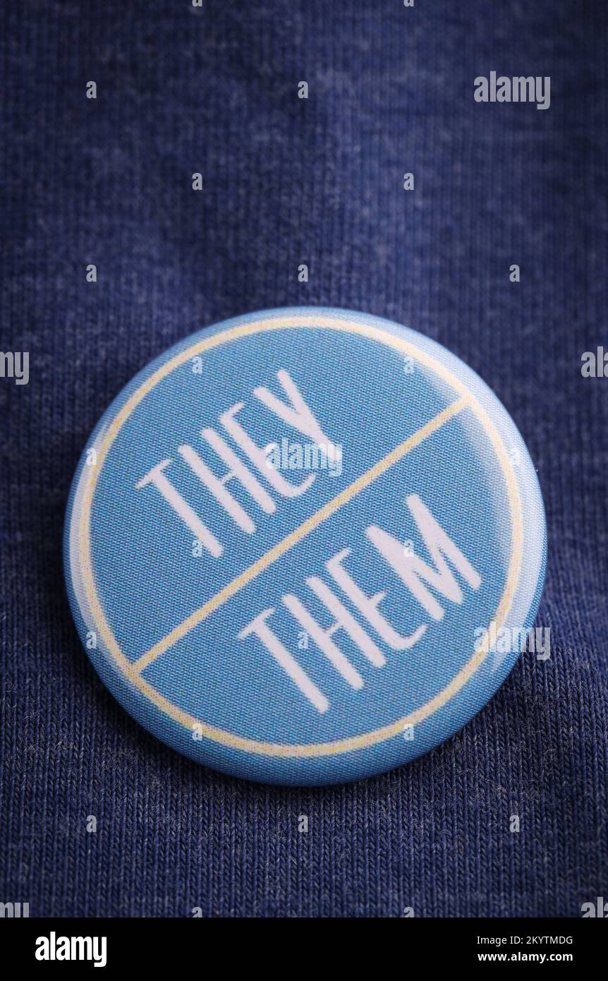 Une personne qui leur montre leur pronoms en portant un badge. Banque D'Images