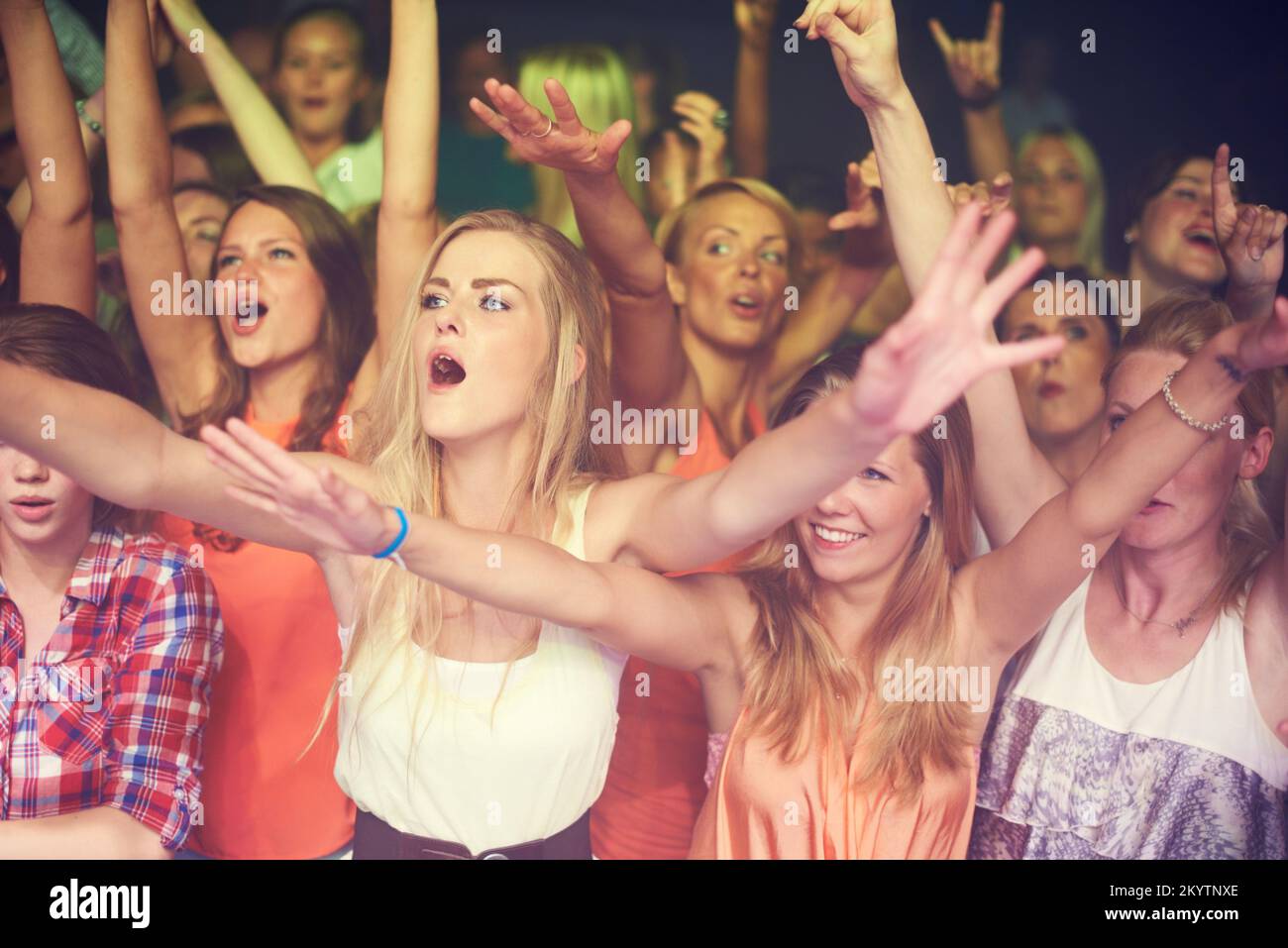 Concert, festival de musique et foule de femmes ou de public en boîte de nuit, événement de danse et célébration de chant avec lumières, disco et mode de vie de club. Ventilateurs Banque D'Images