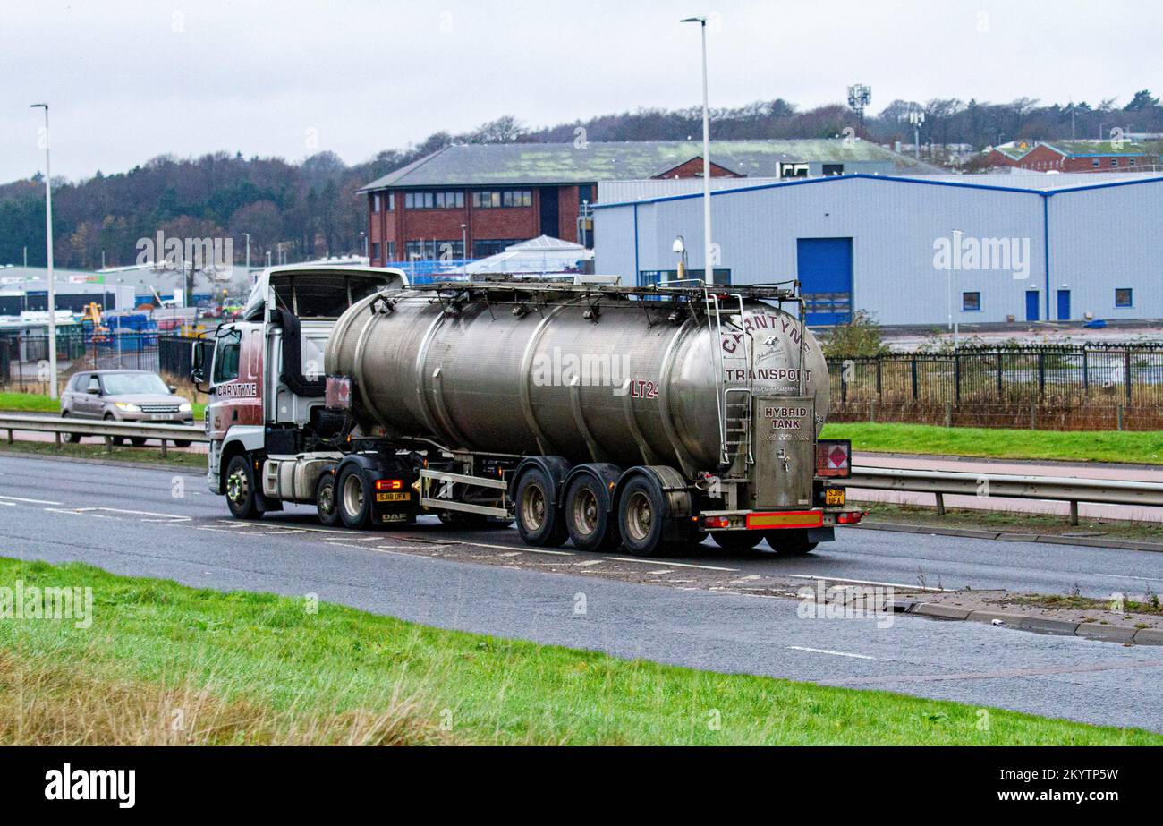 Dundee, Tayside, Écosse, Royaume-Uni. 2nd décembre 2022. L'actualité la plus récente en Écosse : les prix du carburant et du gaz continuent d'augmenter rapidement en Écosse, certaines stations facturant plus de £2 par litre, ce qui en fait le pays le plus cher du Royaume-Uni. Il existe un risque important de pénurie de gaz au Royaume-Uni au cours de l'hiver 2022/23 en raison du coût élevé de la vie. Les camions-citernes transportent leur transport le long de la route à deux voies Dundee Kingsway West. Crédit : Dundee Photographics/Alamy Live News Banque D'Images