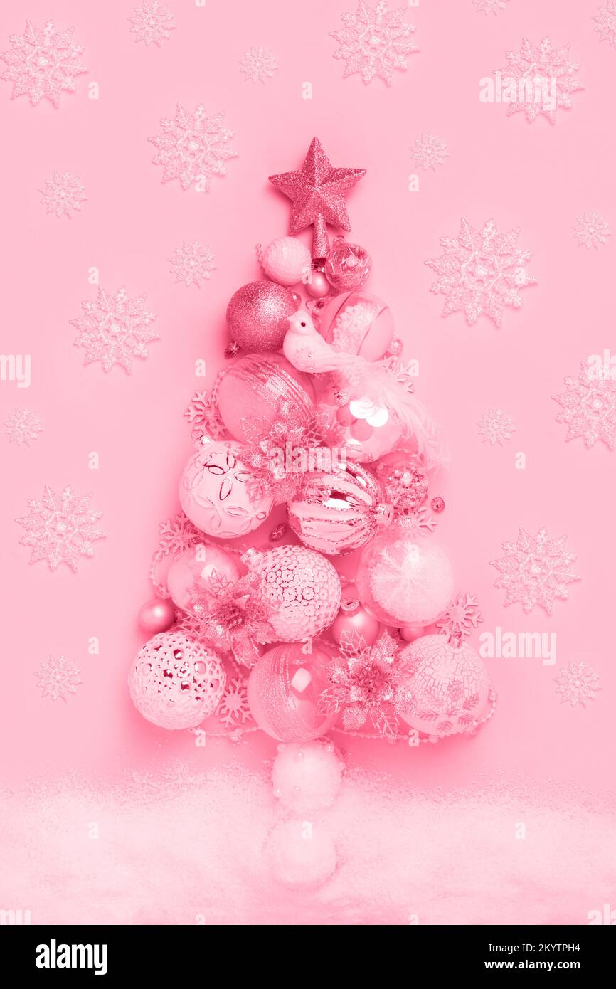 Couleur tendance de l'année 2023. Sapin de Noël créatif en boules de Noël, décoration de style plat, tons Viva magenta. Banque D'Images