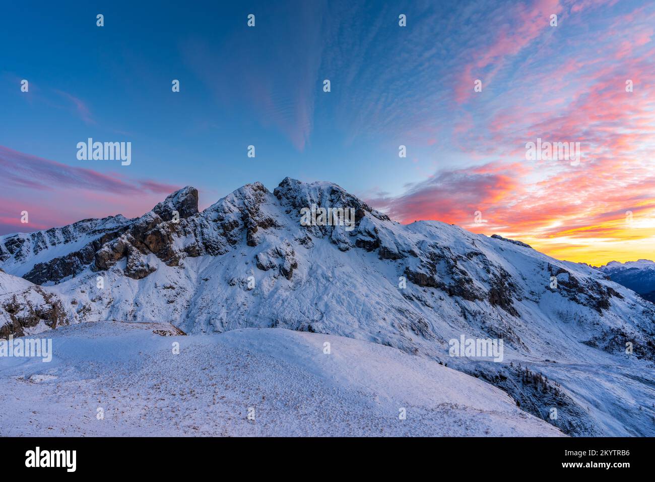 Vue sur Monte Cernera depuis Passo Giau au coucher du soleil (Dolomites, Italie) Banque D'Images