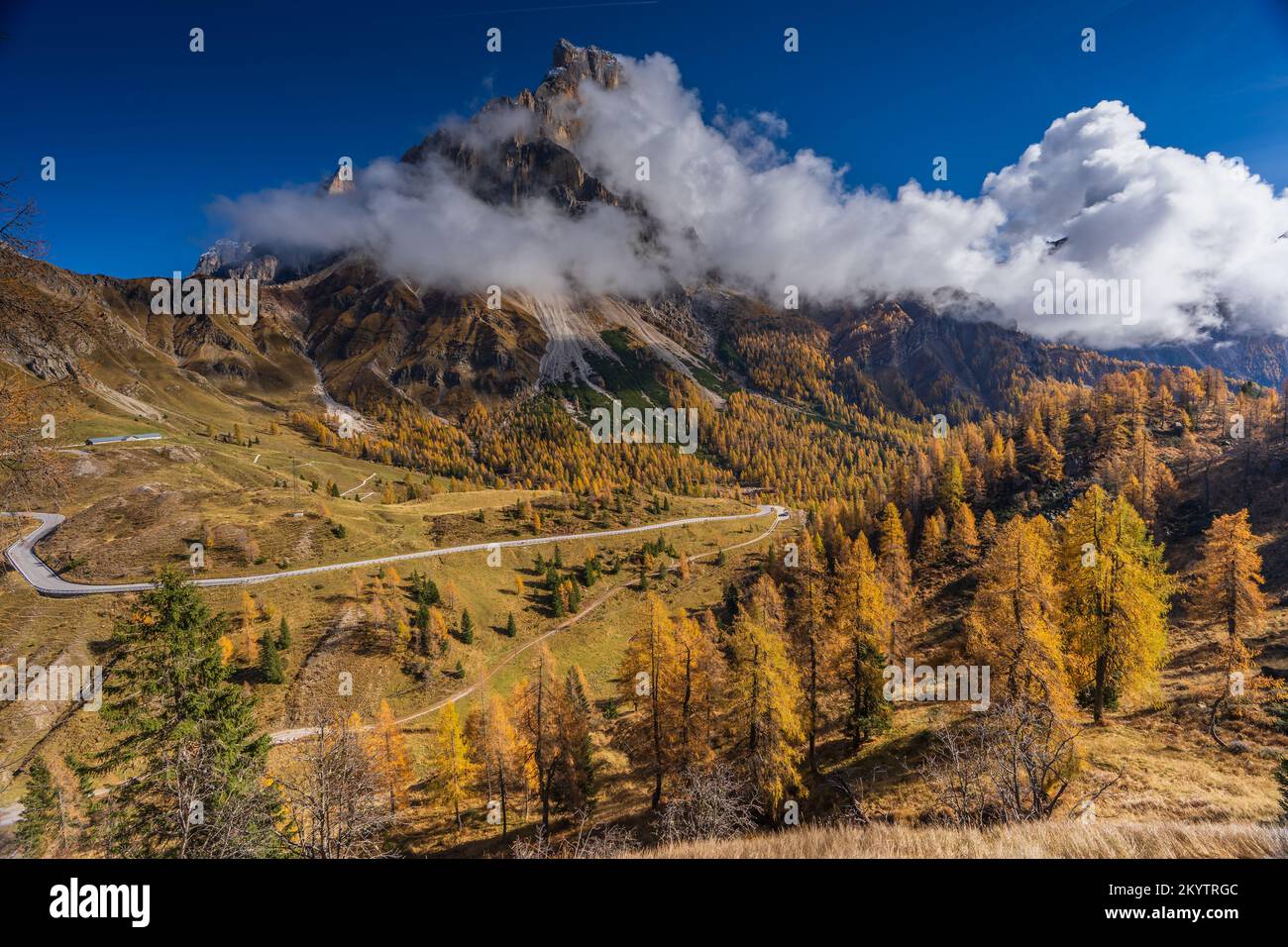 Pâle di San Martino parmi les nuages dans la robe d'automne (Dolomites, Italie) Banque D'Images