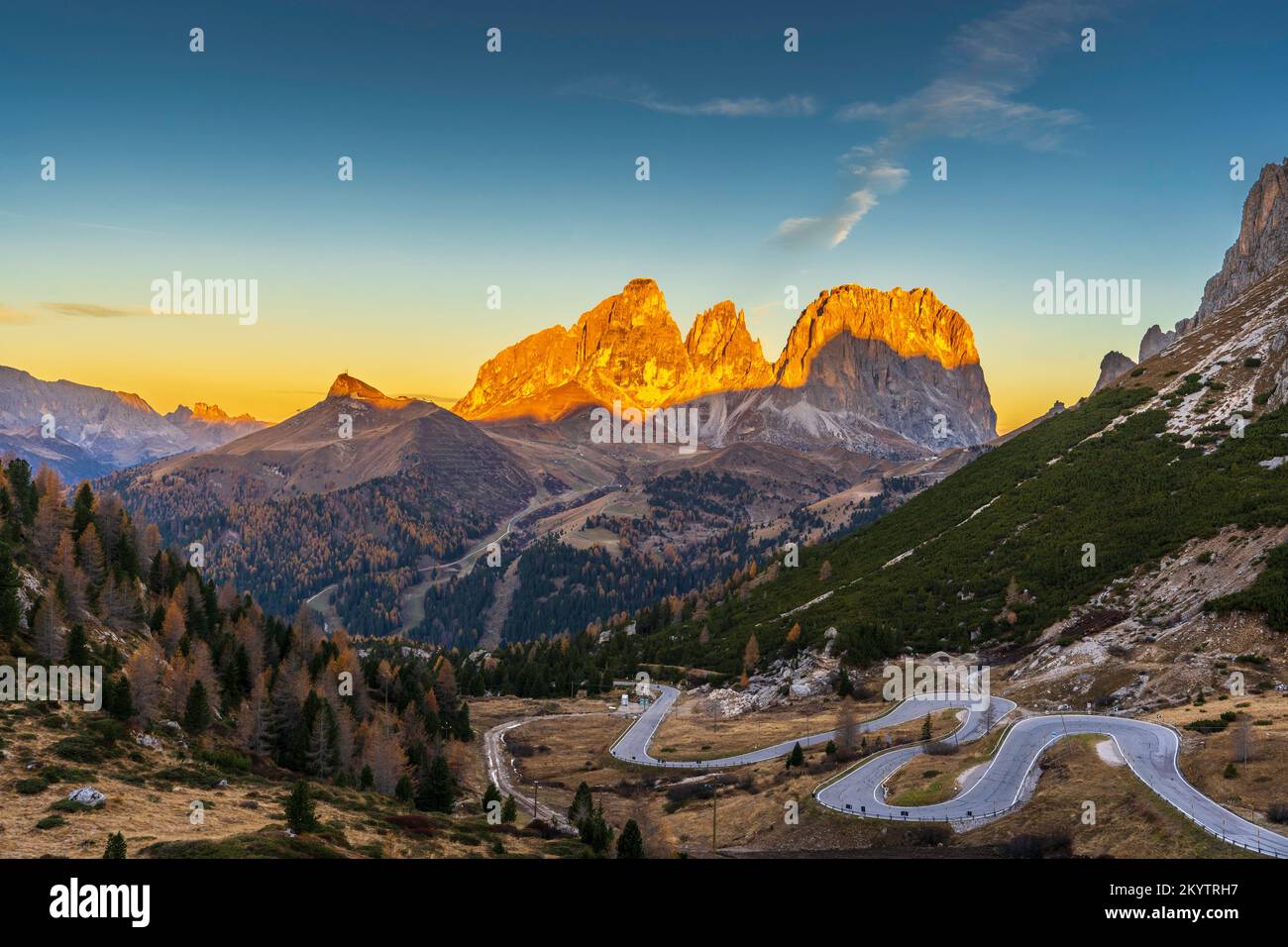 La épingle à cheveux se courbe pour atteindre Passo Pordoi (Dolomites - Italie) Banque D'Images