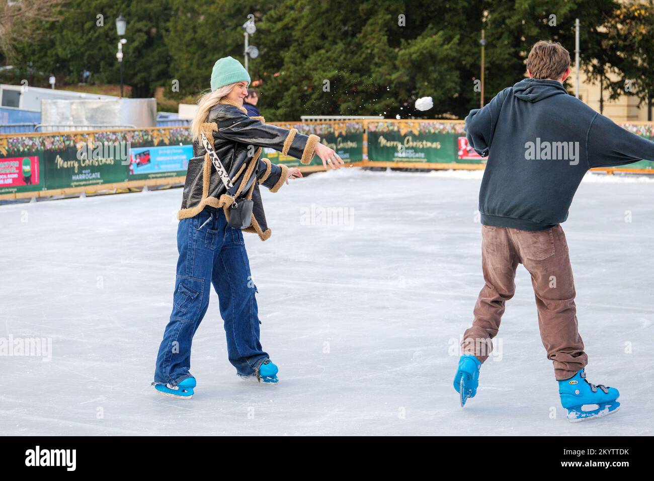 Patinoire Harrogate avec patineurs sur glace et personnes appréciant l'événement hivernal et l'attraction de Noël. Banque D'Images