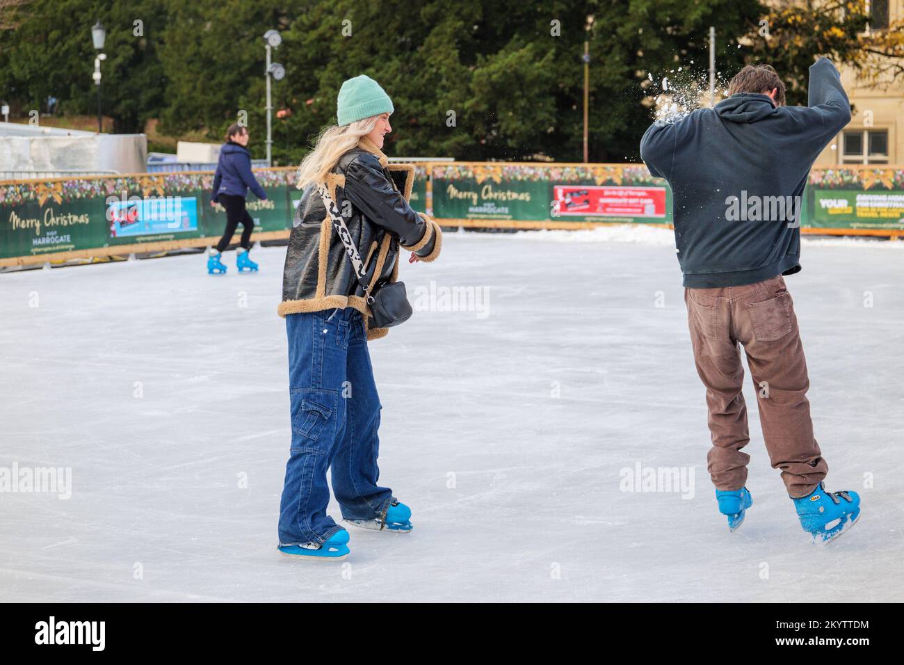 Patinoire Harrogate avec patineurs sur glace et personnes appréciant l'événement hivernal et l'attraction de Noël. Banque D'Images