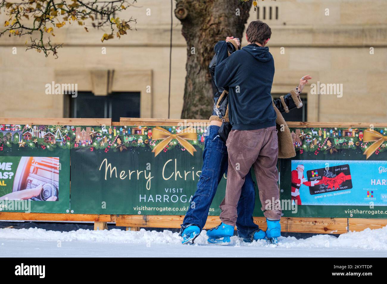 Patinoire Harrogate avec patineurs sur glace et personnes appréciant l'événement hivernal et l'attraction de Noël. Banque D'Images