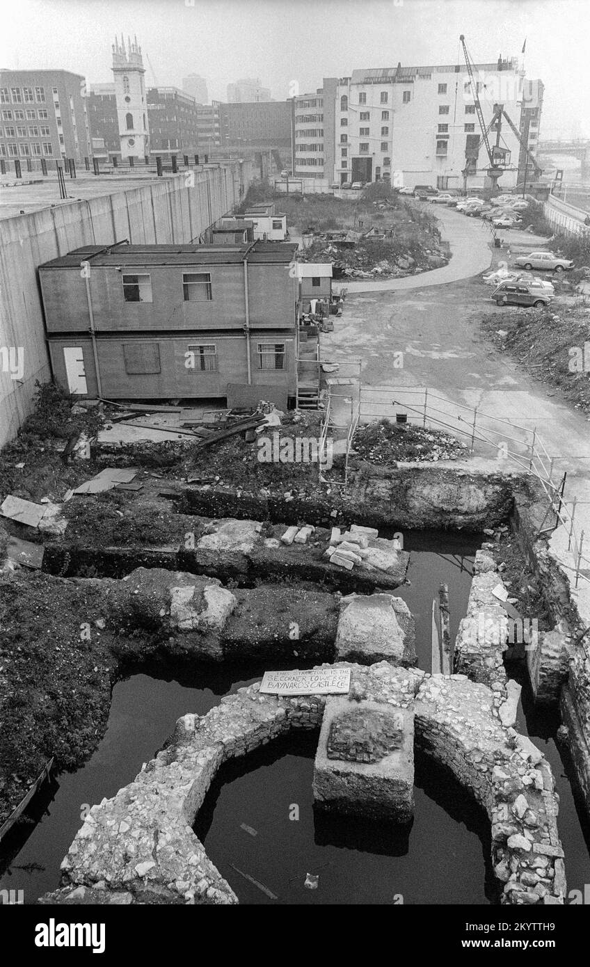 Fin 1970s ou début 1980s photographie des fouilles du château de Baynard à côté de la Tamise à Blackfriars. Montre la tour d'angle sud-est du château. Le site se trouve maintenant sous les bâtiments modernes de Baynard House et de l'école de la ville de Londres. Banque D'Images