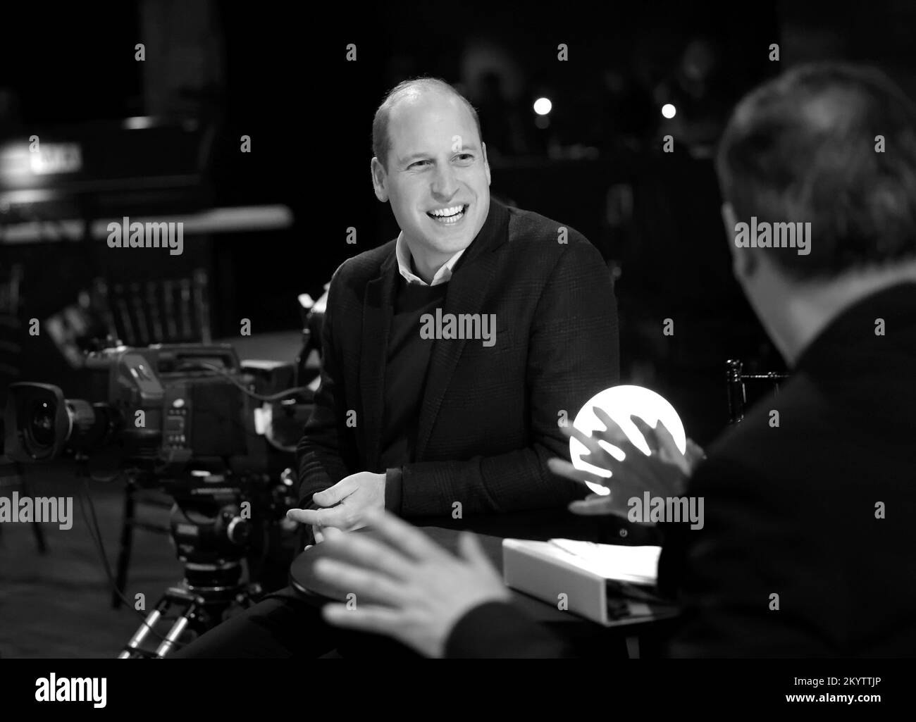 DISPONIBLE EN NOIR ET BLANC, SEUL le Prince de Galles marche pendant les répétitions pour les Earthshot Awards au MGM Music Hall de Fenway à Boston, aux États-Unis. Date de la photo: Jeudi 1 décembre 2022. Banque D'Images