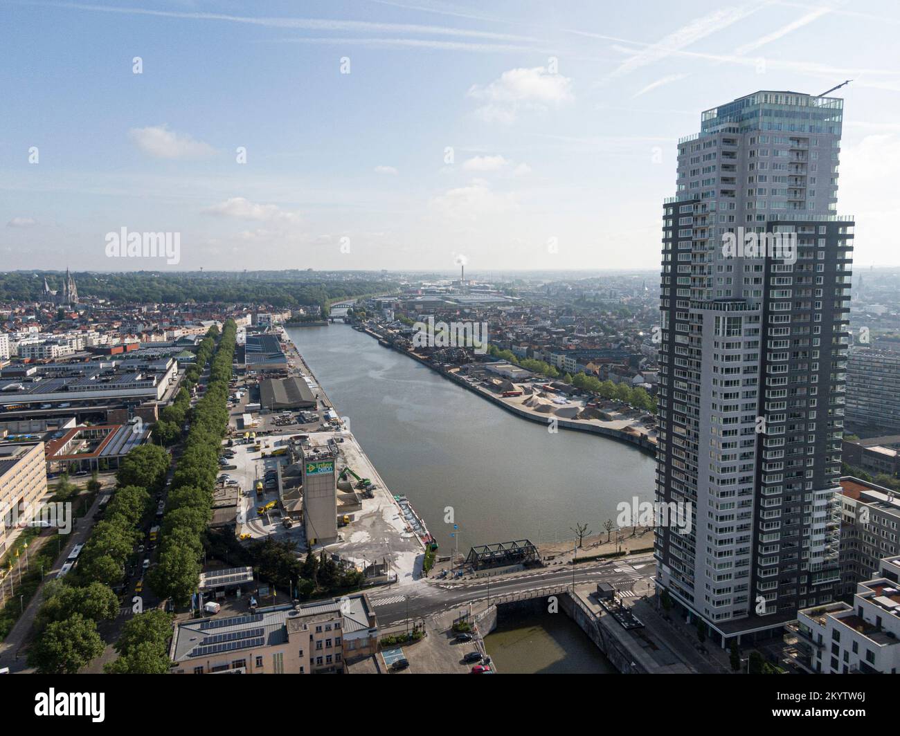 Bruxelles, Belgique - 12 mai 2022: Paysage urbain de la ville de Bruxelles, gratte-ciel immeuble d'appartements avec la rivière Senne traversant Bruxelles et à Banque D'Images