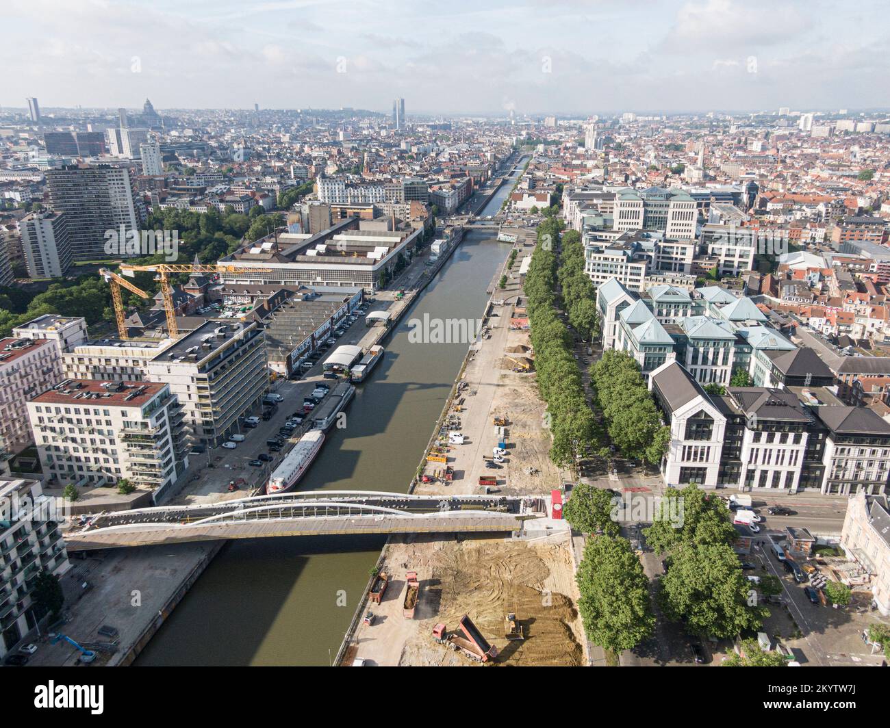 Bruxelles, Belgique - 12 mai 2022 : paysage urbain de la ville de Bruxelles. Le canal de la rivière Senne traversant Bruxelles et un pont pour cyclistes et pedes Banque D'Images