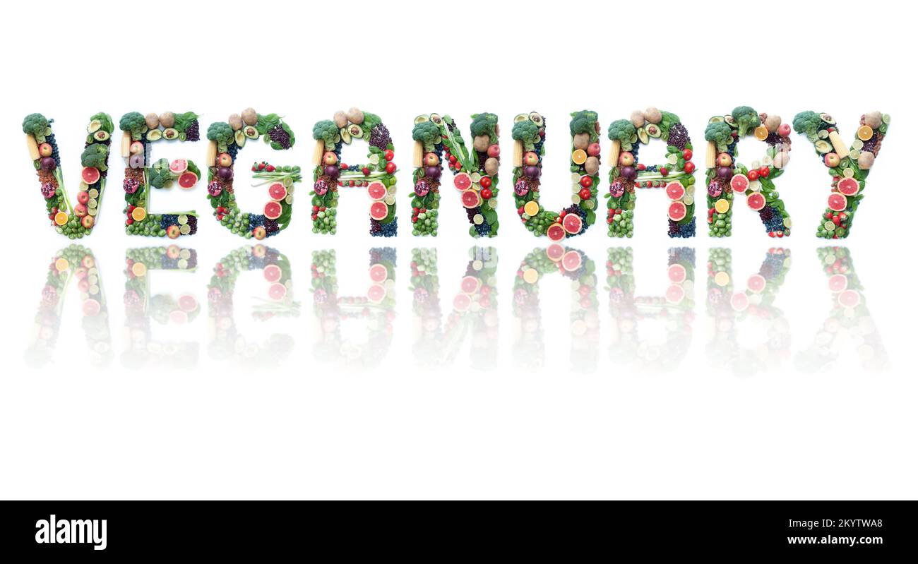 En-tête de mot végétalien créé à l'aide de fruits, légumes, noix et légumineuses assortis sur fond blanc Banque D'Images