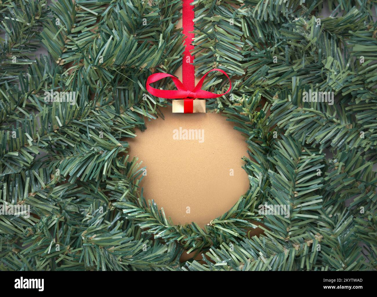 Sapin de Noël avec espace en papier doré au milieu en forme de boule Banque D'Images