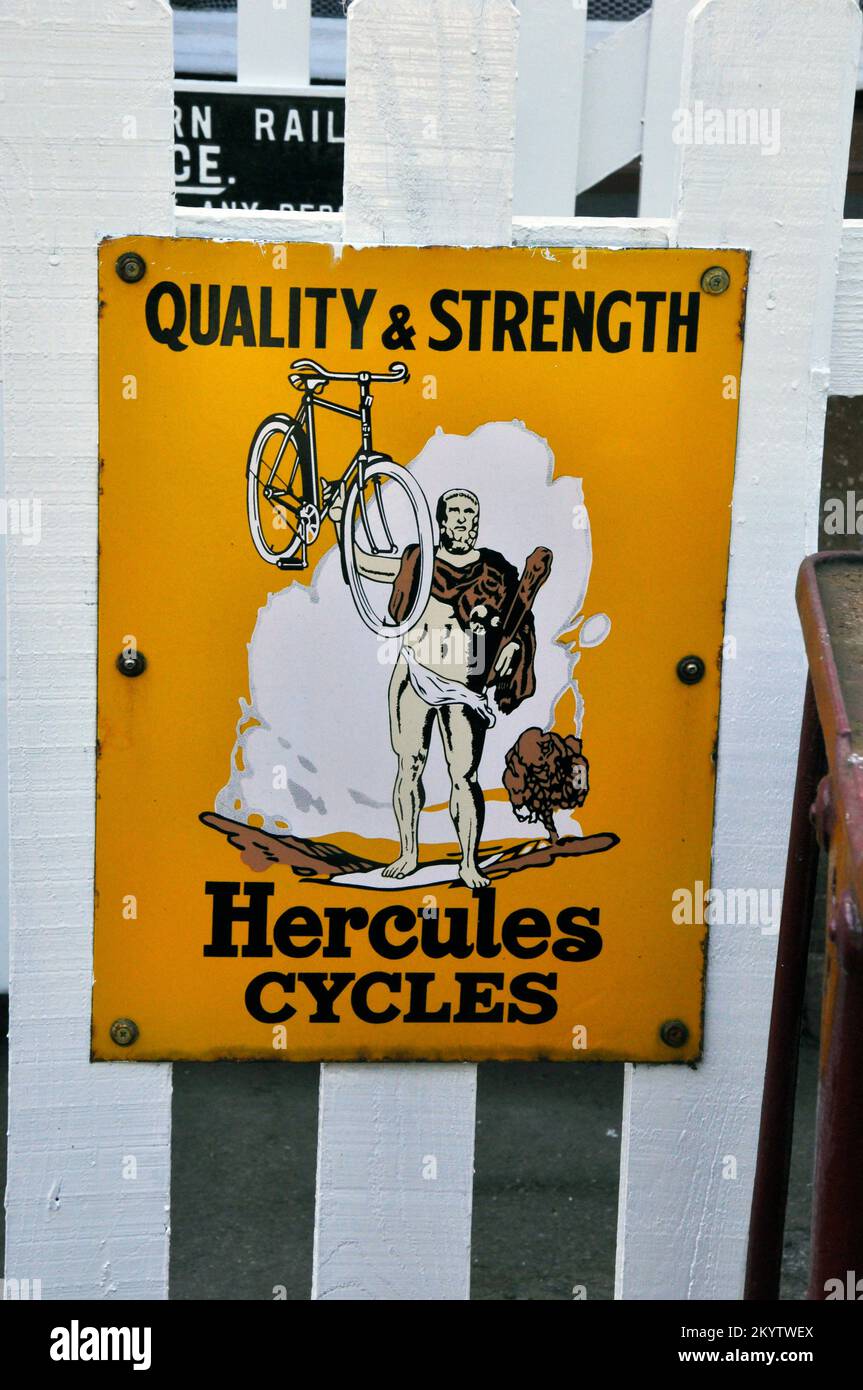 Panneau en métal émaillé, annonçant des cycles Hercules photographiés à la gare de Bishops Lydeard sur le chemin de fer West Somerset à Somerset, en Angleterre, au Royaume-Uni Banque D'Images