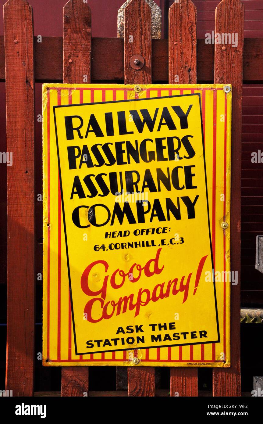 Panneau en métal émaillé, annonçant la compagnie d'assurance des passagers de chemin de fer photographié à la gare de Bishops Lydeard sur le chemin de fer West Somerset à Somerse Banque D'Images