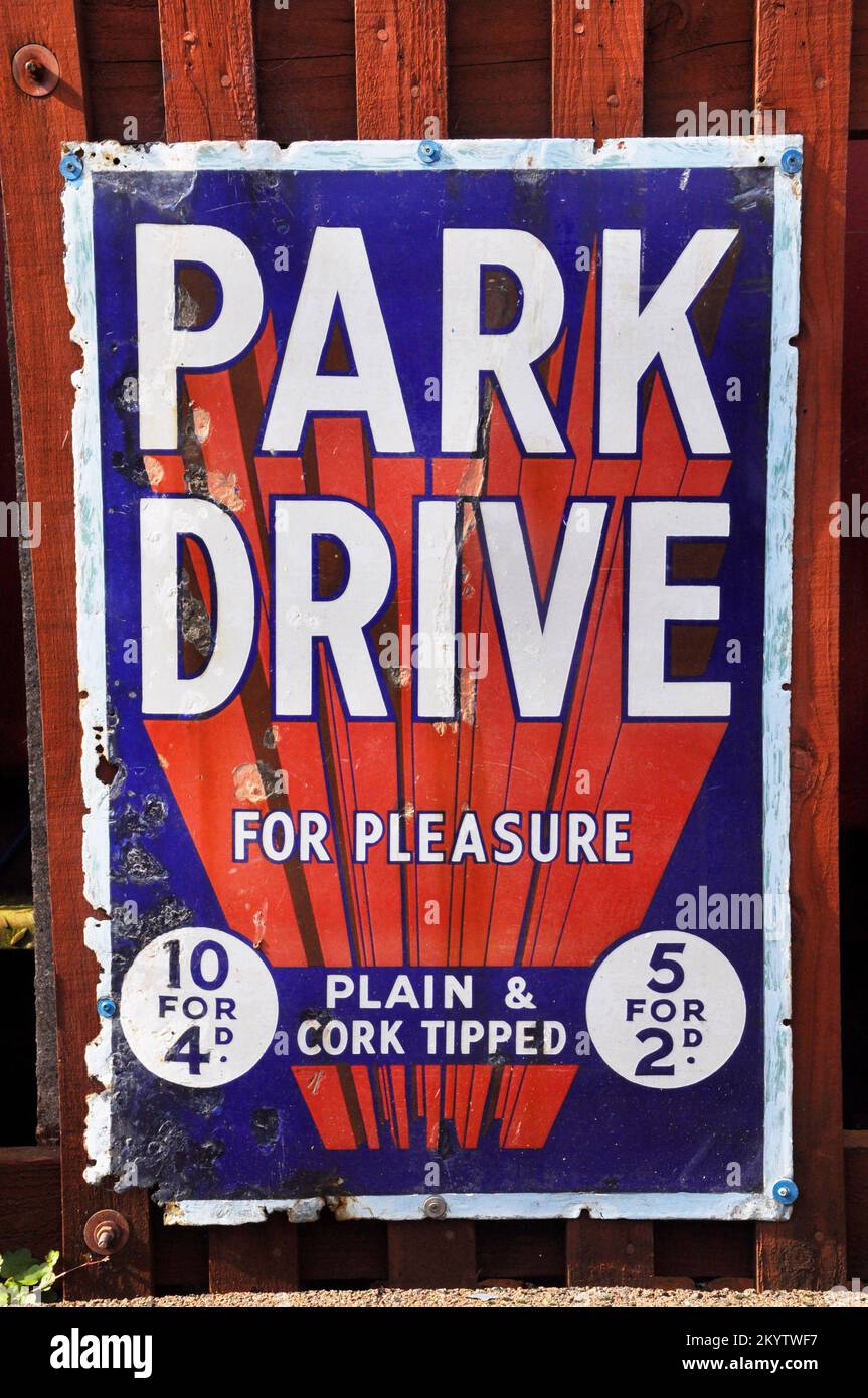 Panneau en métal émaillé, annonçant les cigarettes de Park Drive photographiées à la gare de Bishops Lydeard sur le chemin de fer West Somerset à Somerset, en Angleterre, au Royaume-Uni Banque D'Images