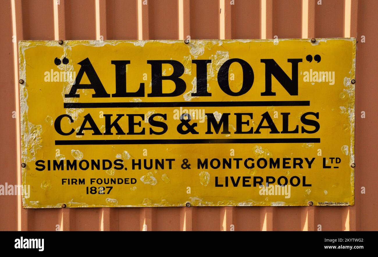 Panneau en métal émaillé, annonçant des gâteaux et des repas « Albion » photographiés à la gare de Bishops Lydeard, sur le chemin de fer West Somerset, dans le Somerset, en Angleterre, au Royaume-Uni Banque D'Images