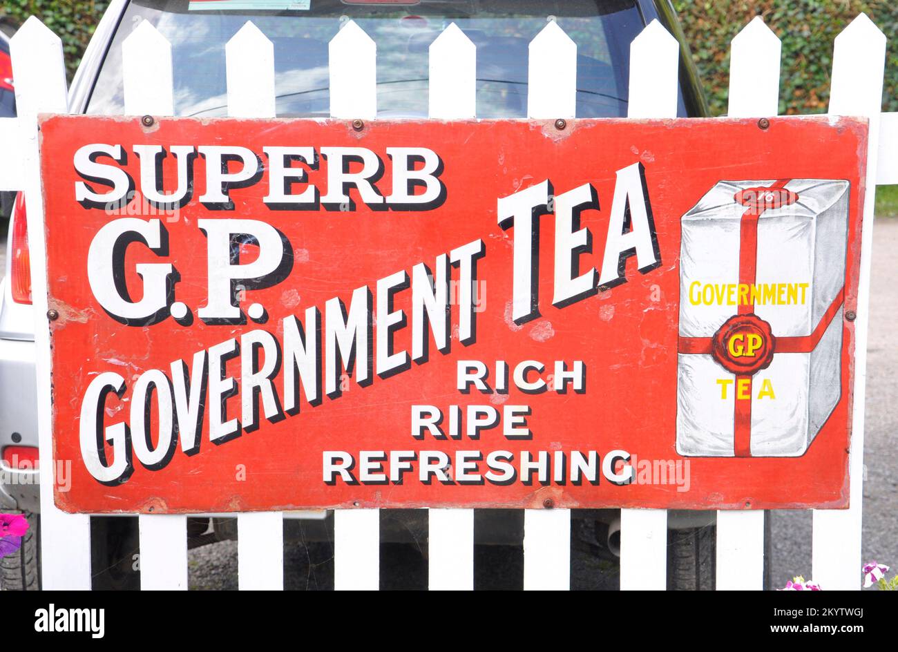 Enseigne en métal émaillé, publicité G. P. Government Tea photographiée à la gare de Bishops Lydeard sur le chemin de fer West Somerset à Somerset, en Angleterre, au Royaume-Uni Banque D'Images