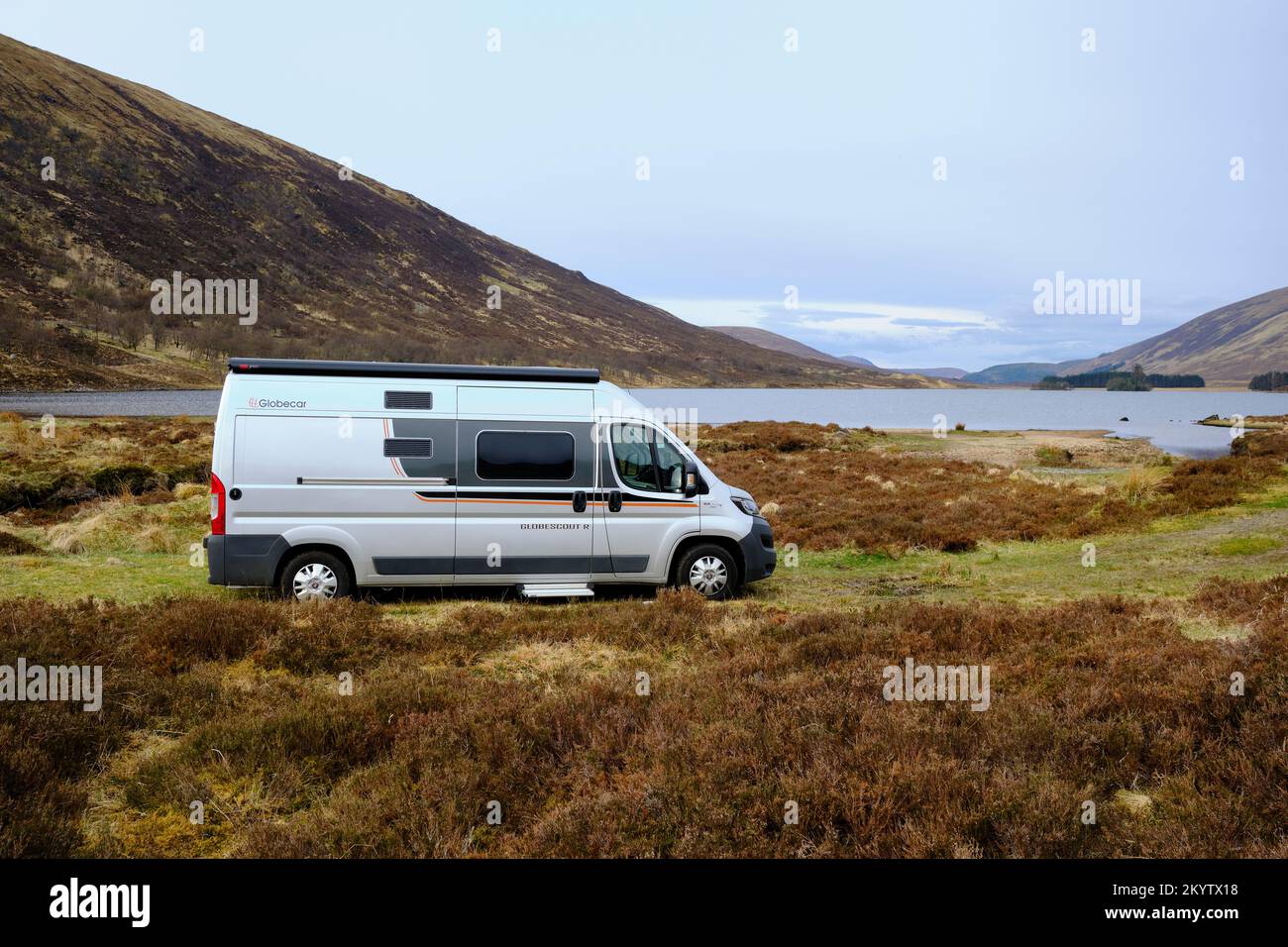 Vue sur le côté droit d'un campeur Globecar Globescourt perché et campant sauvage à côté du Loch Sgamhain dans les Highlands écossais Banque D'Images