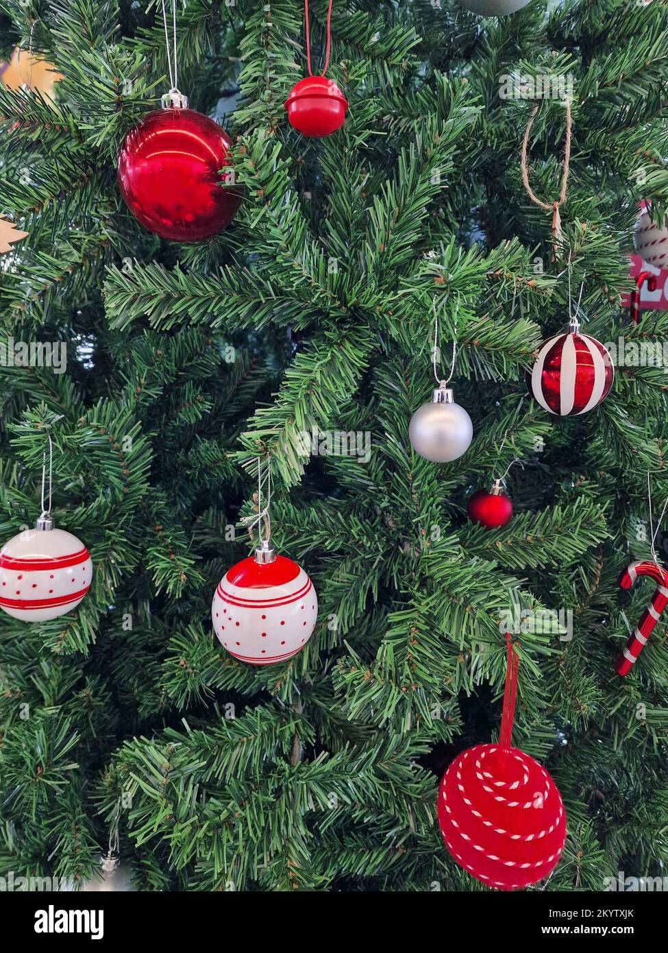 Gros plan de décorations de Noël accrochées dans un sapin de Noël. Banque D'Images