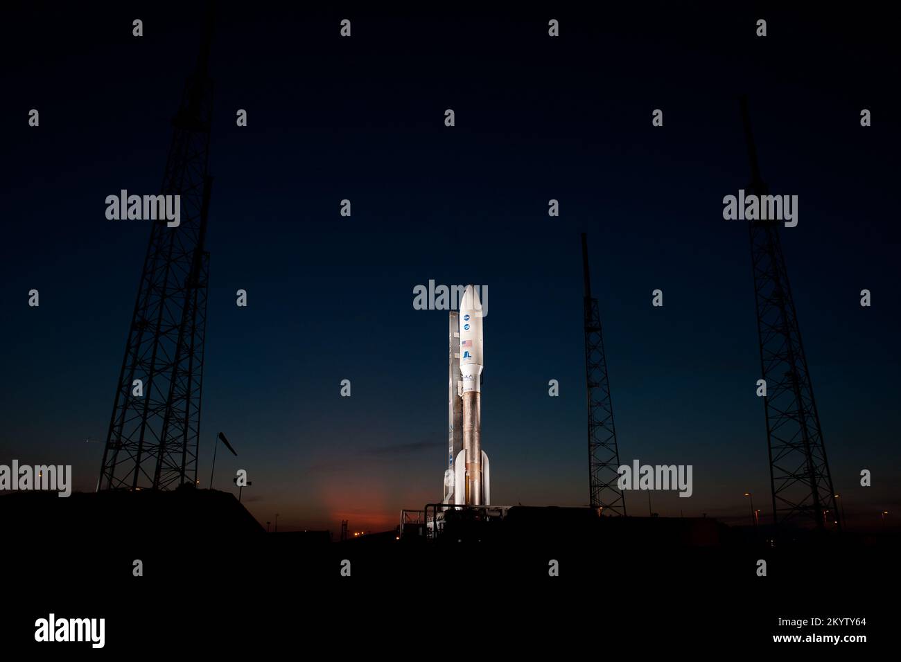 Une fusée Atlas V avec la charge utile des engins Juno de la NASA est vue la veille du lancement prévu au complexe de lancement spatial 41 de la station aérienne de Cape Canaveral en Floride, le jeudi 4 août 2011. L'engin spatial Juno fera un voyage de cinq ans à 400 millions de milles vers Jupiter, orbite la planète, étudie son origine et son évolution avec huit instruments pour sonder sa structure interne et son champ de gravité, mesurer l'eau et l'ammoniac dans son atmosphère, cartographier son puissant champ magnétique et observer ses aurores intenses. Crédit photo : (NASA/Bill Ingalls) Banque D'Images