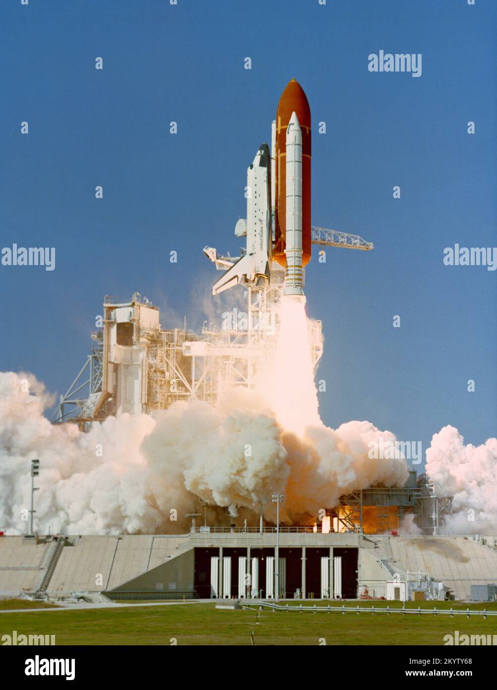 STS-27 STS-27 Atlantis, Orbiter Vehicle (OV) 104, est lancé à partir du KSC Launch Complex (LC) Pad 39B pour une mission dédiée du ministère de la Défense (DOD). La VO-104, qui monte au-dessus du réservoir externe (et), s'élève au-dessus de la plate-forme de lanceur mobile et du plateau de lancement, la tour de lancement étant toujours visible en arrière-plan. Date: 2 décembre 1988 Banque D'Images