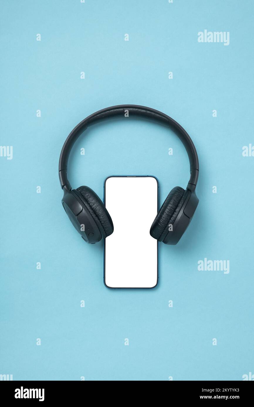 Écran de smartphone Mockup avec casque audio sur fond néon pour bannière  Photo Stock - Alamy