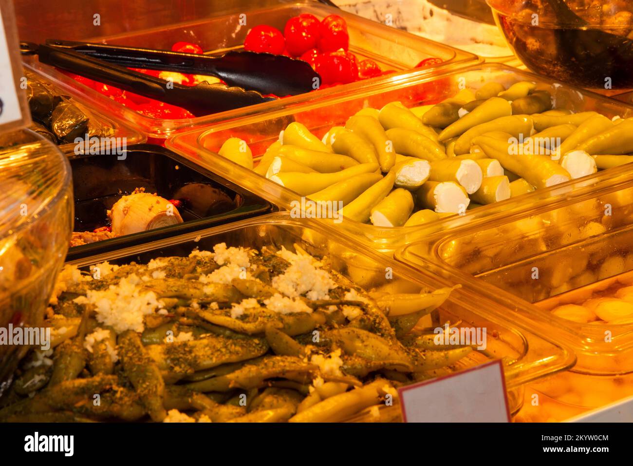 Comptoir de charcuterie à un marché Banque D'Images