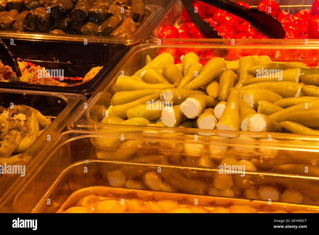 Comptoir de charcuterie à un marché Banque D'Images