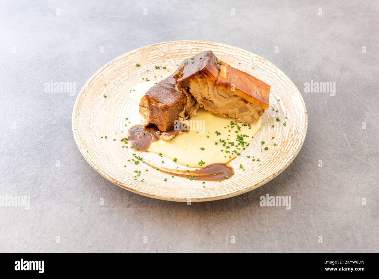 Melton Mowbray utilise de la viande crue, qui dans le produit final a une couleur grise. Il est formé à la main, sans moule, et a habituellement aussi une cru faite à la main Banque D'Images