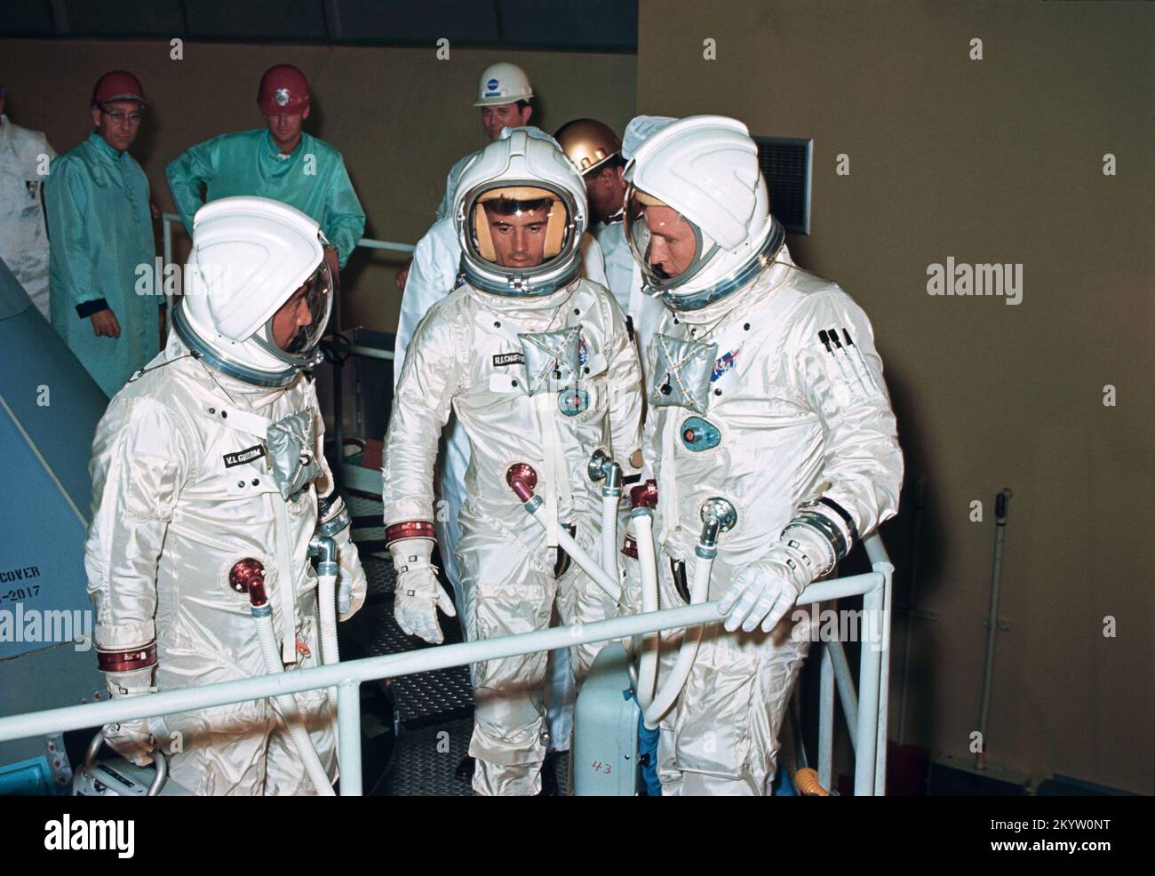 Apollo Prime Crew les trois membres de l'équipage de la mission Apollo-Saturn 204 (plus tard appelé Apollo 1) vérifient l'installation de la table sur le module de commande Apollo (cm) à l'installation de Downey en Amérique du Nord. De gauche à droite dans leurs costumes d'espace pressurisés sont les astronautes Virgile I. Grissom, Roger B. Chaffee et Edward H. White II Numéro de l'image: S66-49181 Date: 22 août 1966 Banque D'Images