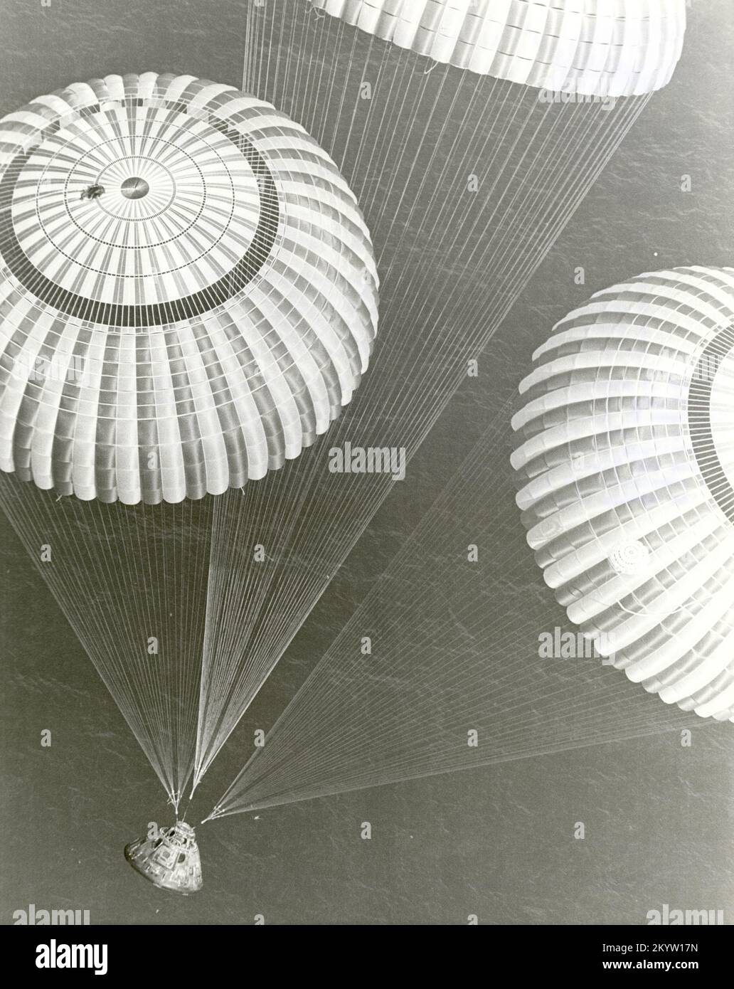 L'engin spatial Apollo 17, qui contient des astronautes Eugene A. Cernan, Ronald E. Evans et Harrison H. Schmitt, a glissé vers un splashdown sûr à 14:25 HNE le 19 décembre 1972, 648 kilomètres (350 milles marins) au sud-est des Samoa américaines. Ils ont été transportés par hélicoptère de récupération vers l'URSS Ticonderoga un peu moins d'une heure après l'achèvement du sixième et dernier atterrissage en lunaire habité de la NASA dans le programme Apollo. Banque D'Images