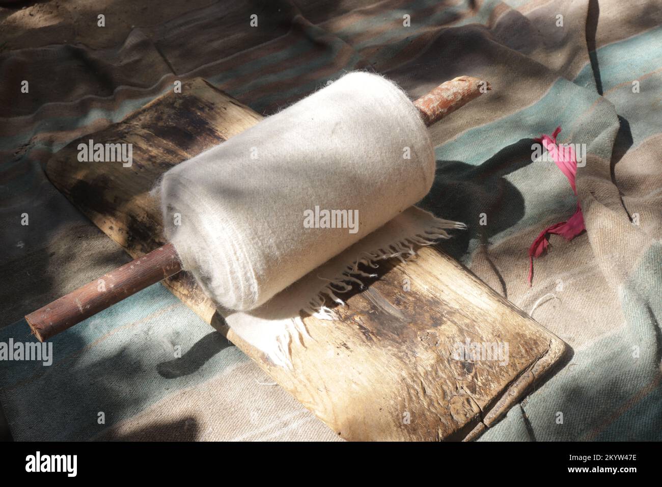 Le tissu traditionnel de Ladakhi) sur le métier à tisser. Laine de Yak et de mouton. Banque D'Images