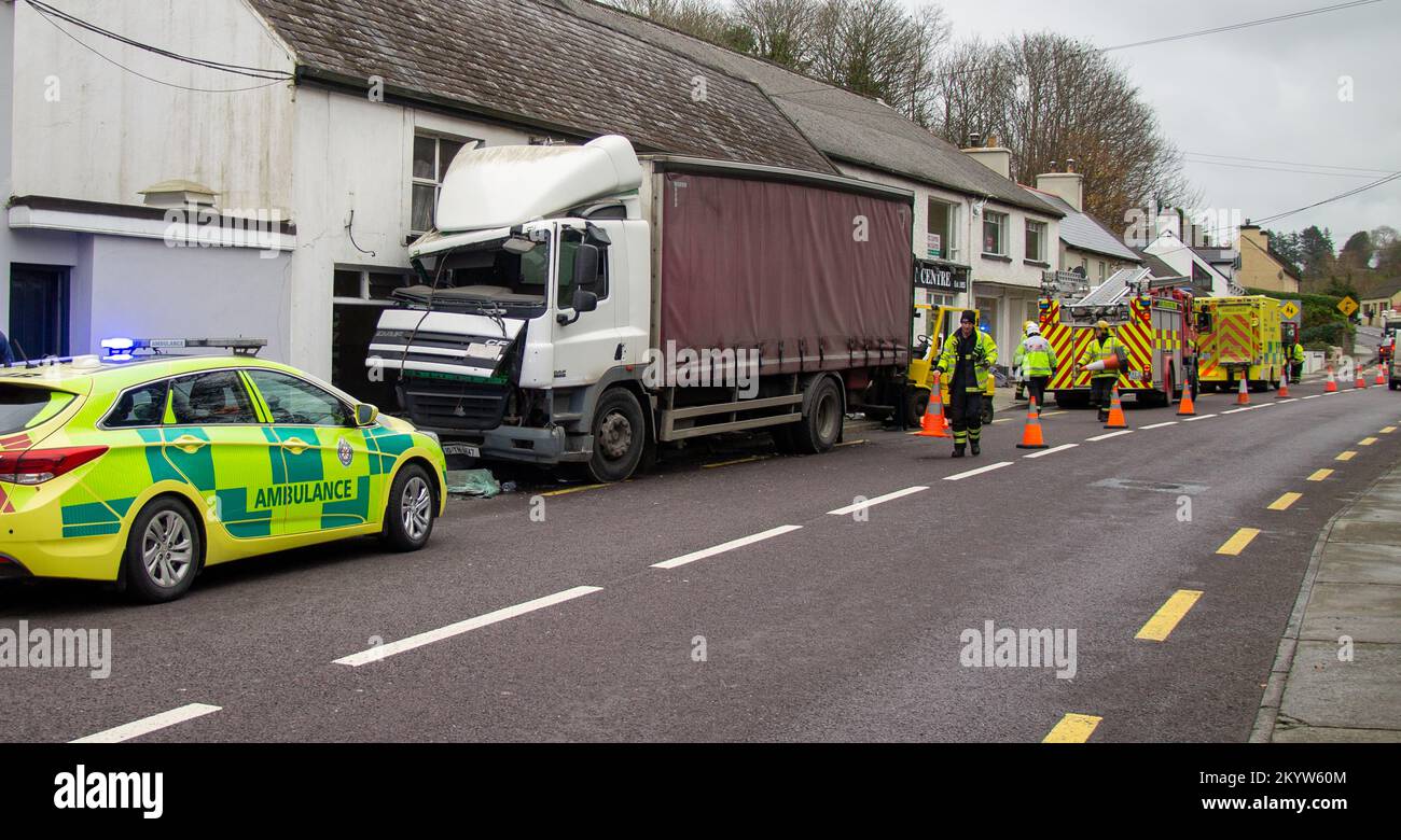 Un camion s'est écrasé dans un magasin avec des services d'urgence en présence. LEAP, West Cork, Irlande Banque D'Images