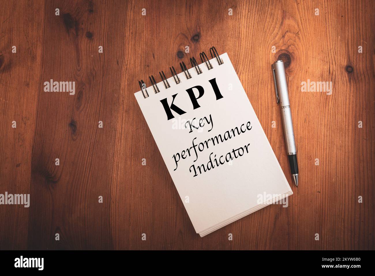 Bloc de notes sur table en bois concept de k p i , indicateur clé de performance . Banque D'Images
