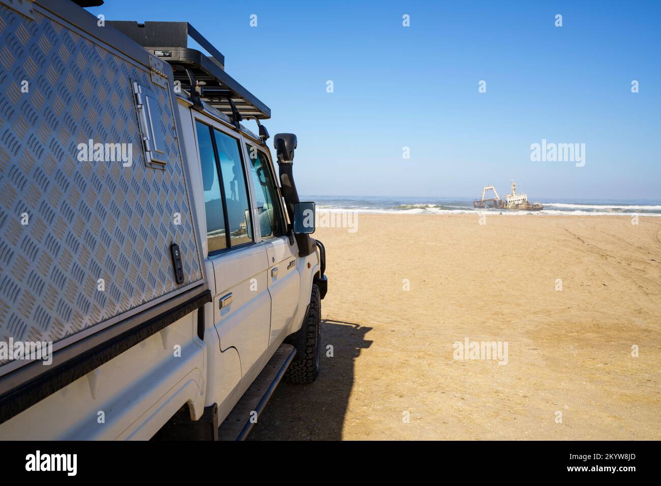 Landcruiser, voiture de camping garée à la plage de Swakopmund, Namibie Banque D'Images