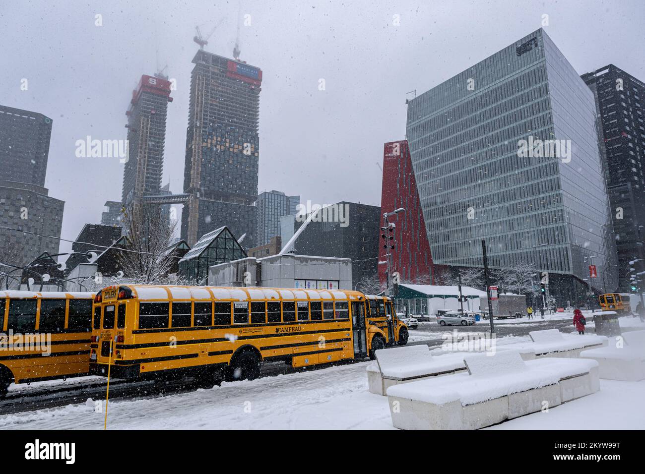 Montréal, CA - 16 novembre 2022 : autobus scolaires jaunes garés au centre-ville de Montréal pendant la tempête de neige Banque D'Images