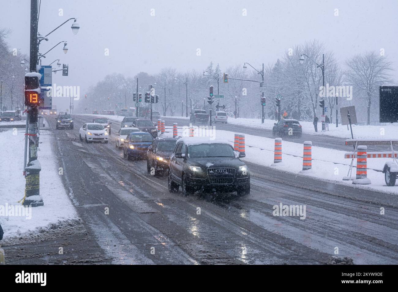 Montréal, Canada - 16 novembre 2022 : circulation sur l'avenue Park pendant la première tempête de neige de la saison. Banque D'Images