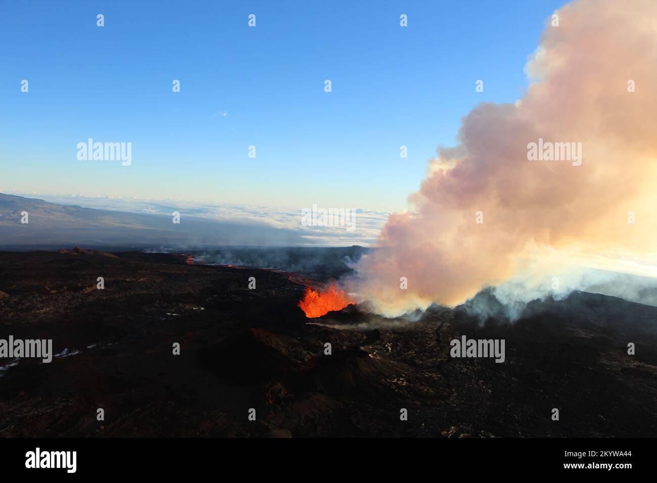 Mauna Loa, États-Unis d'Amérique. 01 décembre 2022. Une fontaine de lave et un nuage de cendres continuent d'éclater à partir de la fissure 3 créant un cône d'éclaboussure autour de la base pendant le quatrième jour de l'éruption dans la zone de rift nord-est sur Mauna Loa au parc national des volcans d'Hawaï, 1 décembre 2022 à Hawaï. L'éruption, qui a commencé sur 27 novembre est la première depuis 1984 dans le plus grand volcan actif au monde. Crédit : Drew Downs/USGS/Alay Live News Banque D'Images