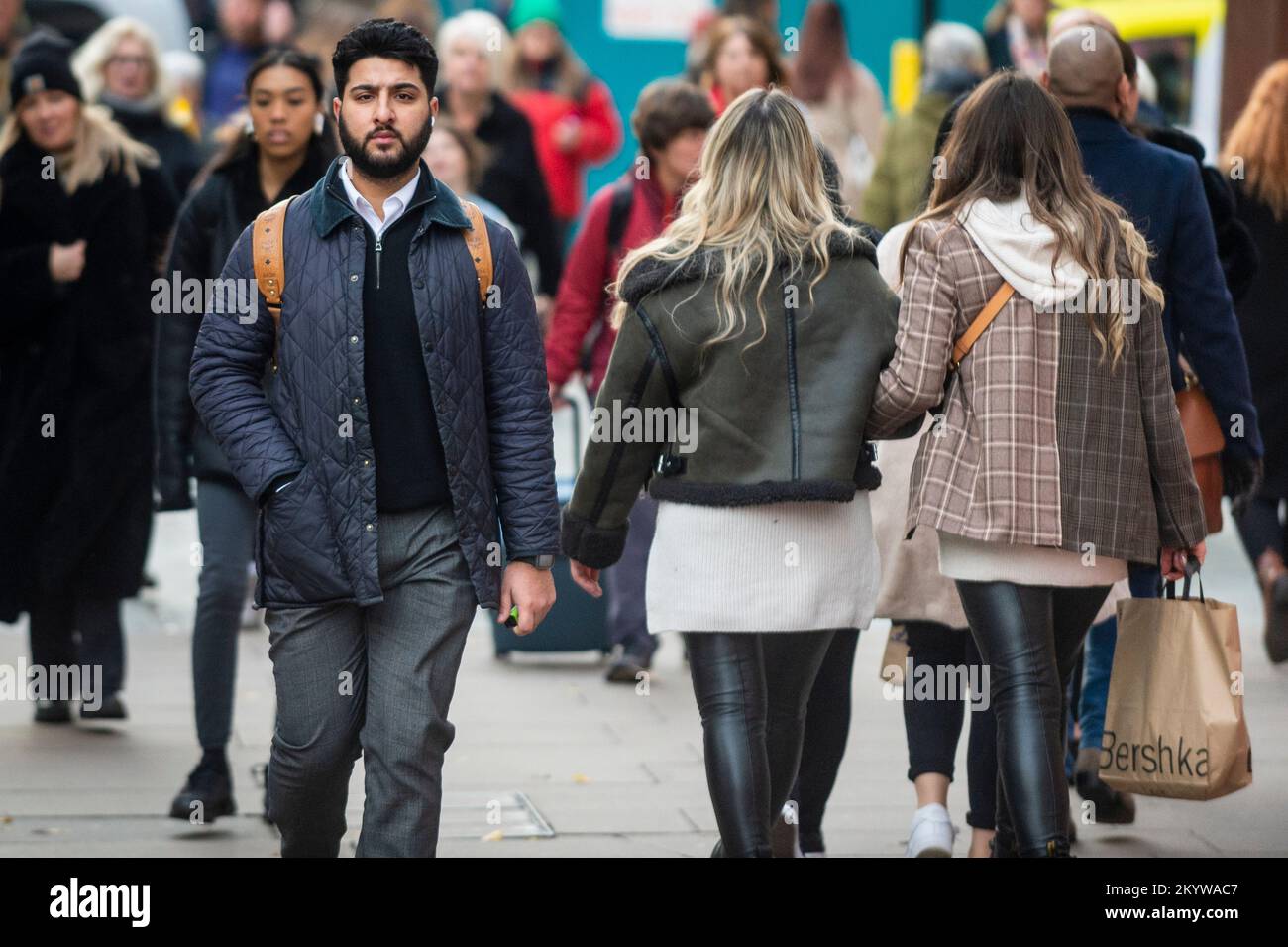 Londres, Royaume-Uni. 2 décembre 2022. Les gens font du shopping dans Oxford Street. L'Office of National Statistics (ONS) a signalé que, au cours de la semaine jusqu'au 21 novembre, le nombre total de cas positifs de Covid-19 a augmenté de 6 % pour dépasser 1 millions, et c'est la première fois que les cas ont augmenté depuis la mi-octobre. Credit: Stephen Chung / Alamy Live News Banque D'Images